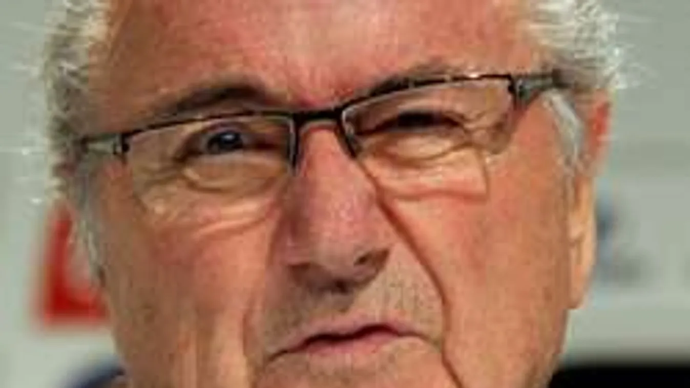 A lemondott Blatter pofátlanul nőzik, kikezdett kollégája nejével is!