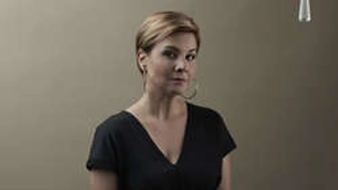 Ábel Anita vécén ülve kampányol - fotók