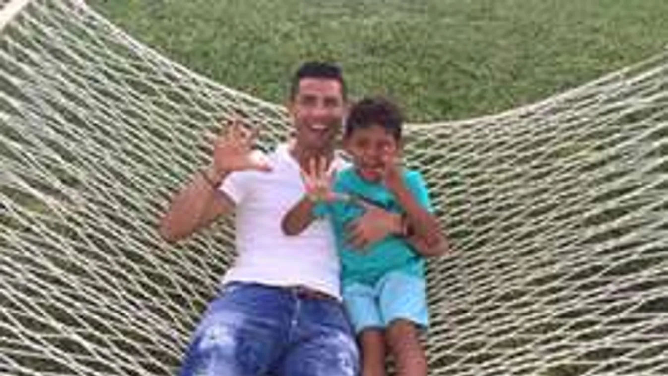 C. Ronaldót szívesen örökbe fogadnák a nők!