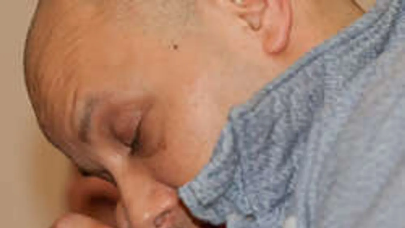 Csúfosan megbukott Damu Roland könyve