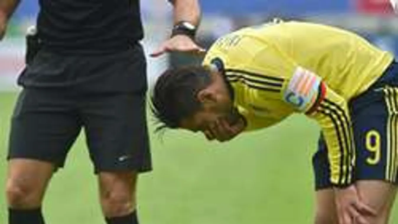 Ilyen egy pofátlan focista: eljátszotta a halálát a csatár! - videó