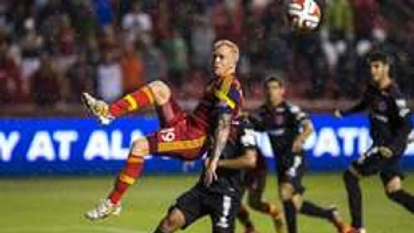 Ez fájt! A labda helyett a kapufát fejelte telibe a focista - videó