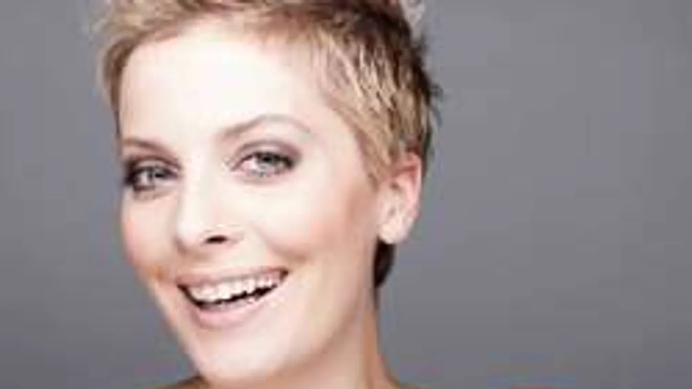 Tatár Csilla különleges nyaklánccal nyugtatja kisbabáját - Fotó