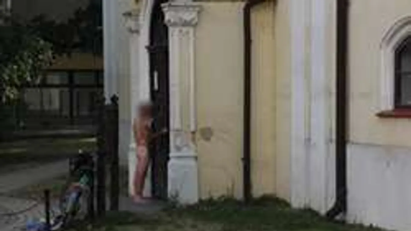 Egy férfi meztelenül ment be a templomba Hajdúszoboszlón! Fotók!