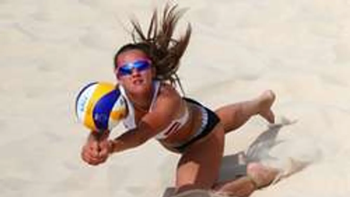 Szexjátékért röplabdáznak a lányok a strandon