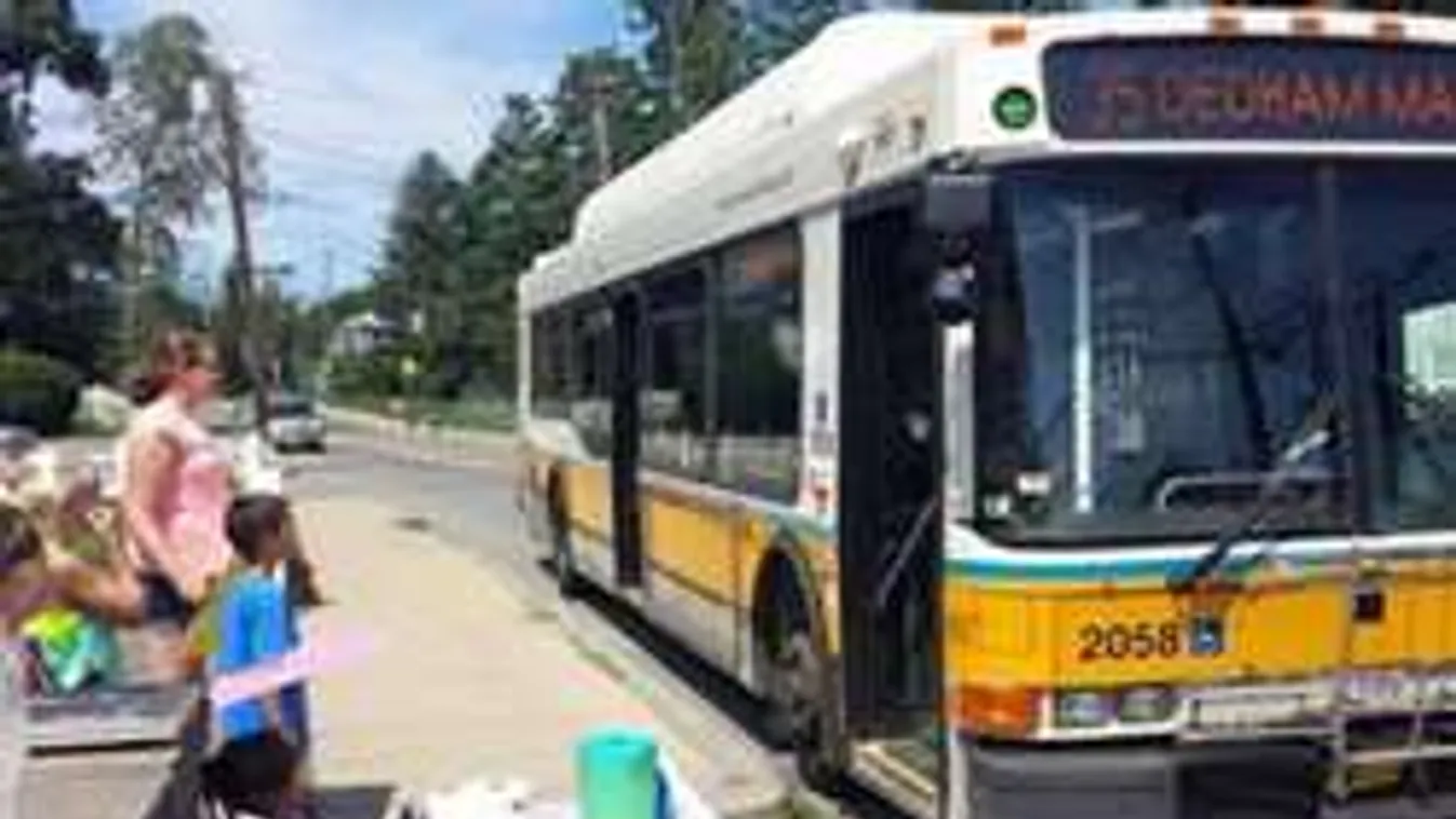 A buszsofőr a kánikulában meghívta utasait egy hideg üdítőre