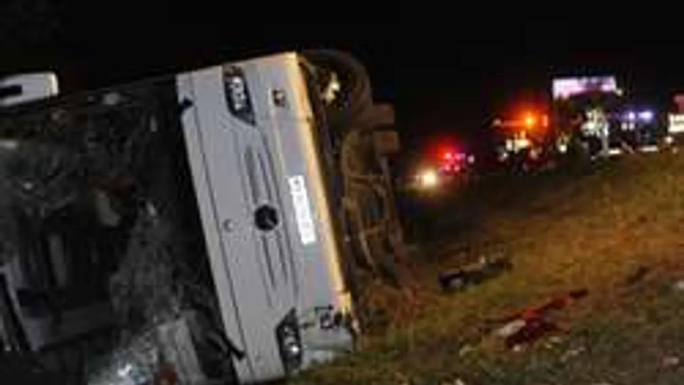 21-en kerültek kórházba az M5-ön felborult buszból