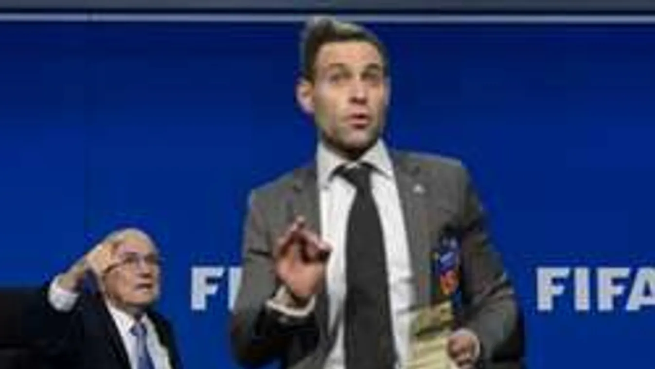 Lecsukták a Blattert pénzzel dobáló férfit