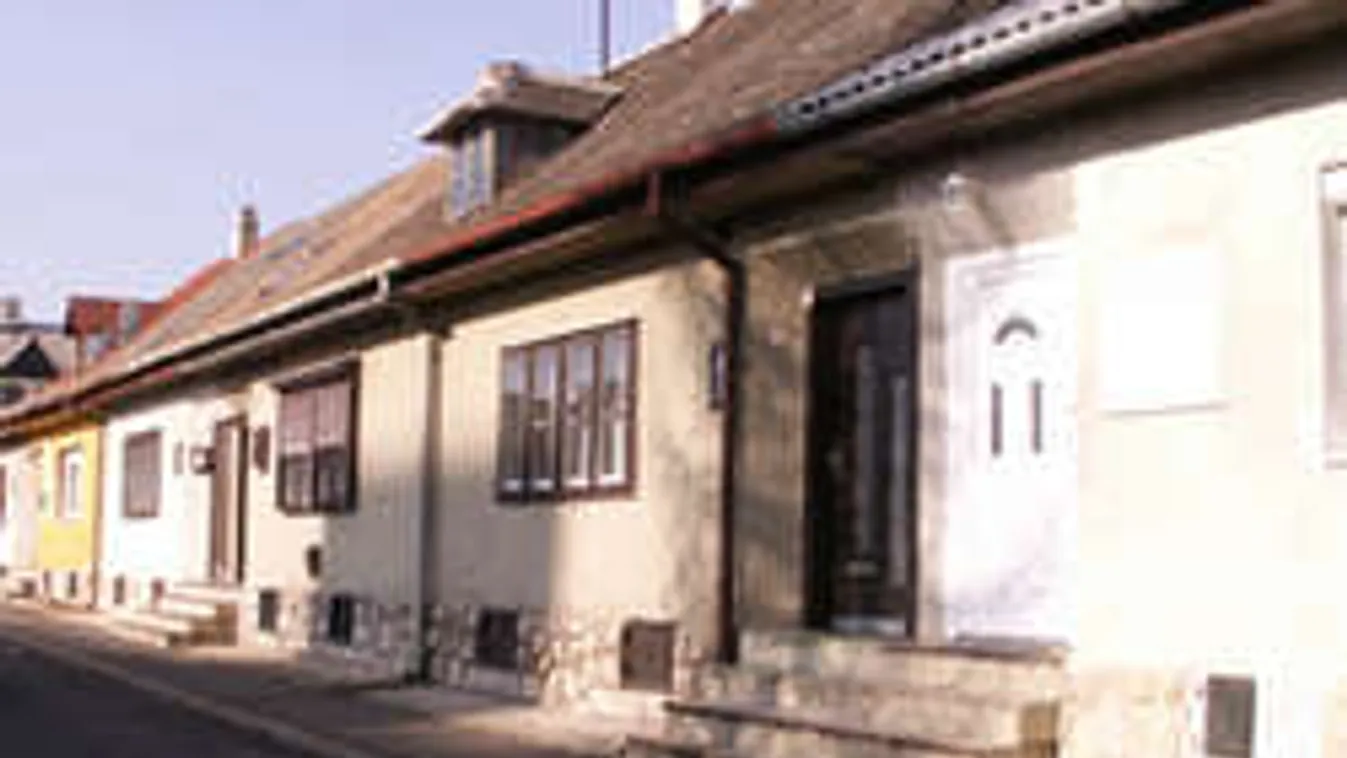 Félnek kimenni a pécsiek az utcára