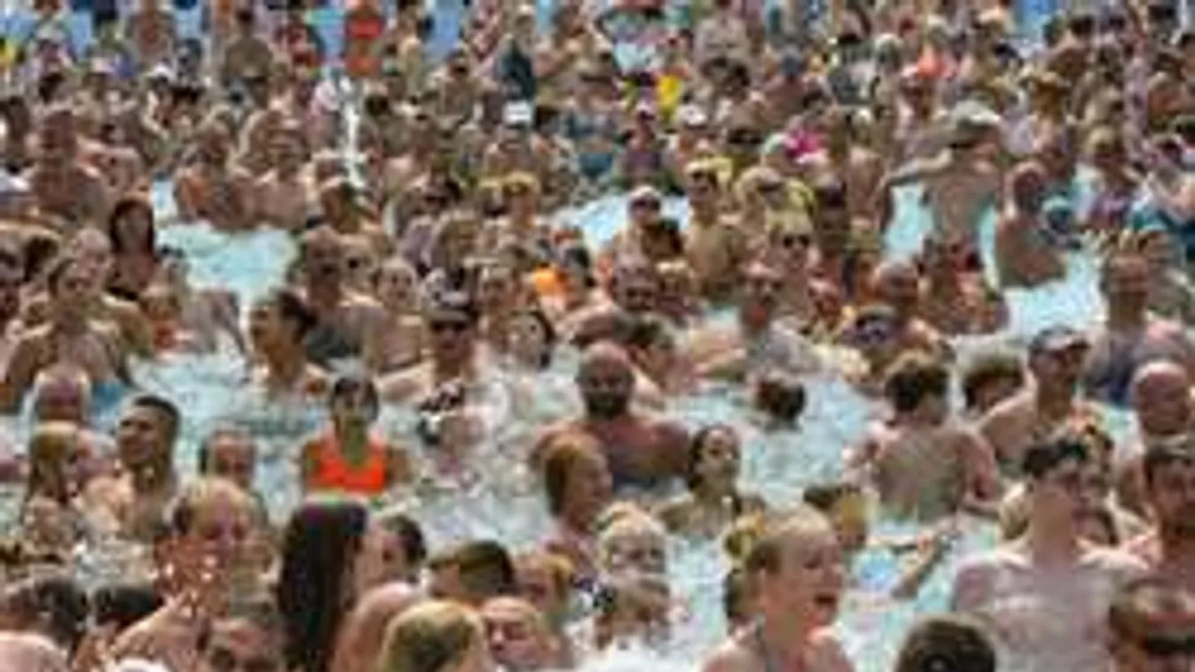 Mint a heringek...Talpalatnyi szabad hely sincs a strandokon