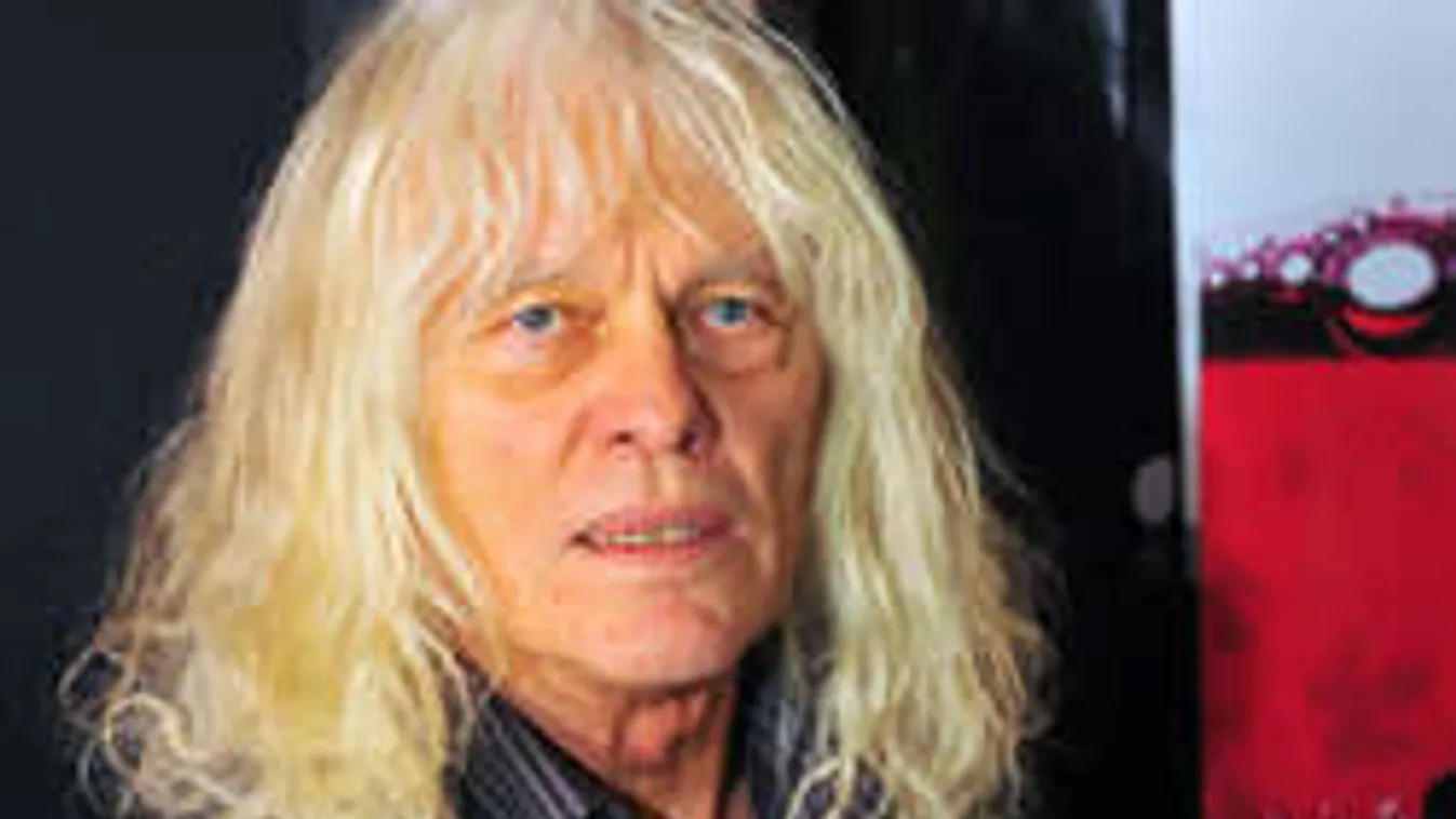 Évtizedekkel fiatalabb lányok teszik boldoggá az énekes veteránokat