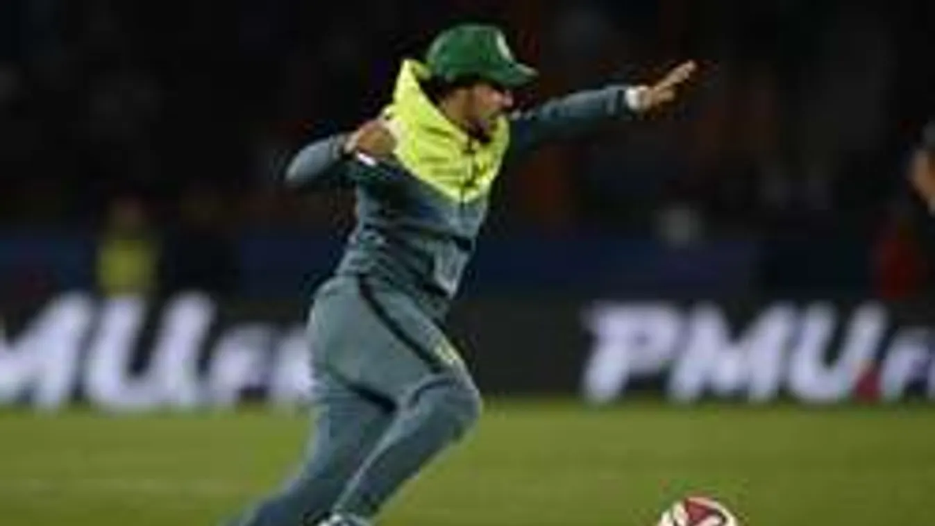 Ilyet még nem láttál! Játszani kezdett a pályára rohanó szurkoló - Videó