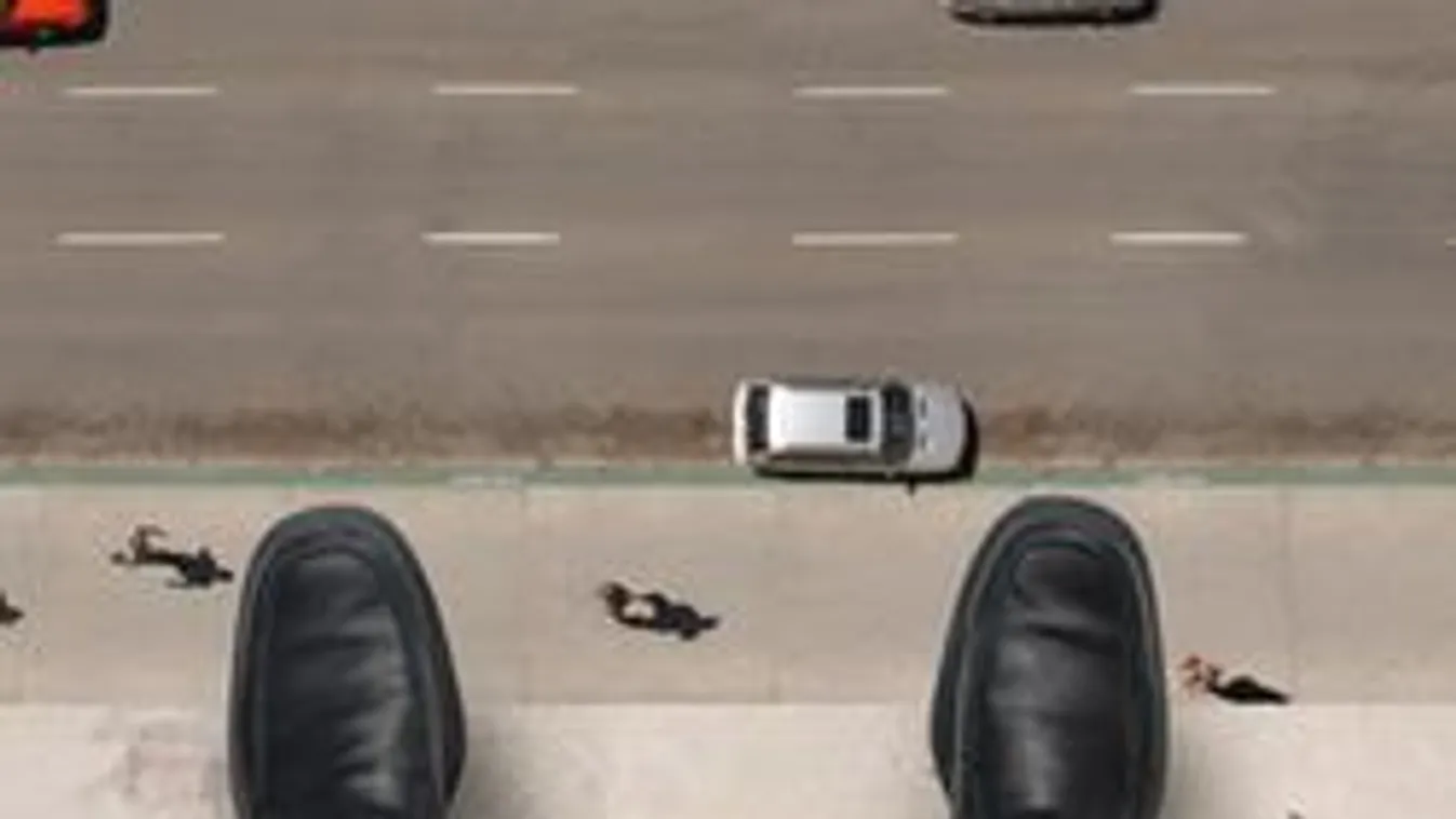 Saját vadonatúj autójára ugrott meztelenül, anyja ruhát dobott rá