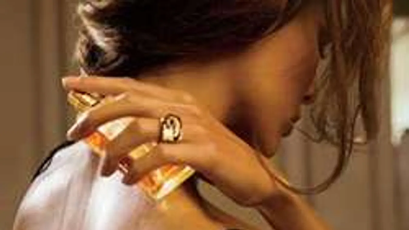 Mit keres a parfüm a köldöködben? Idén nyáron ide fújd!