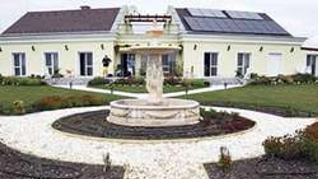 Eladnák Kordáék feje fölül mesés villájukat!