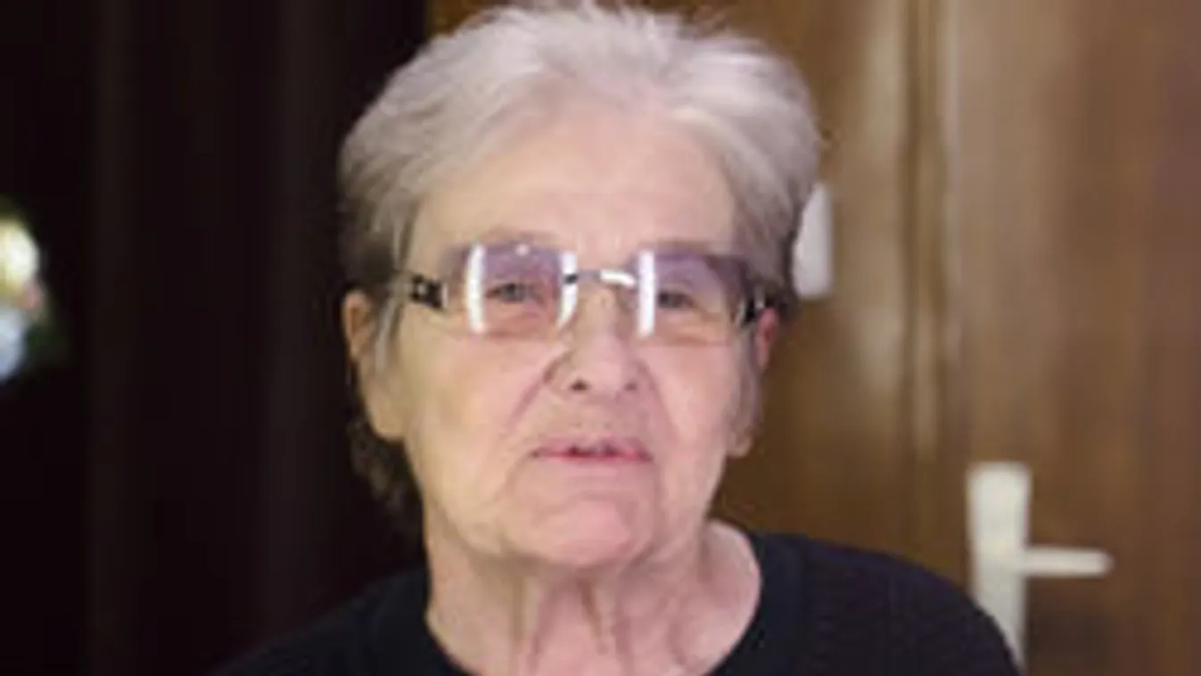 Gondozó vigyáz Törőcsik Marira