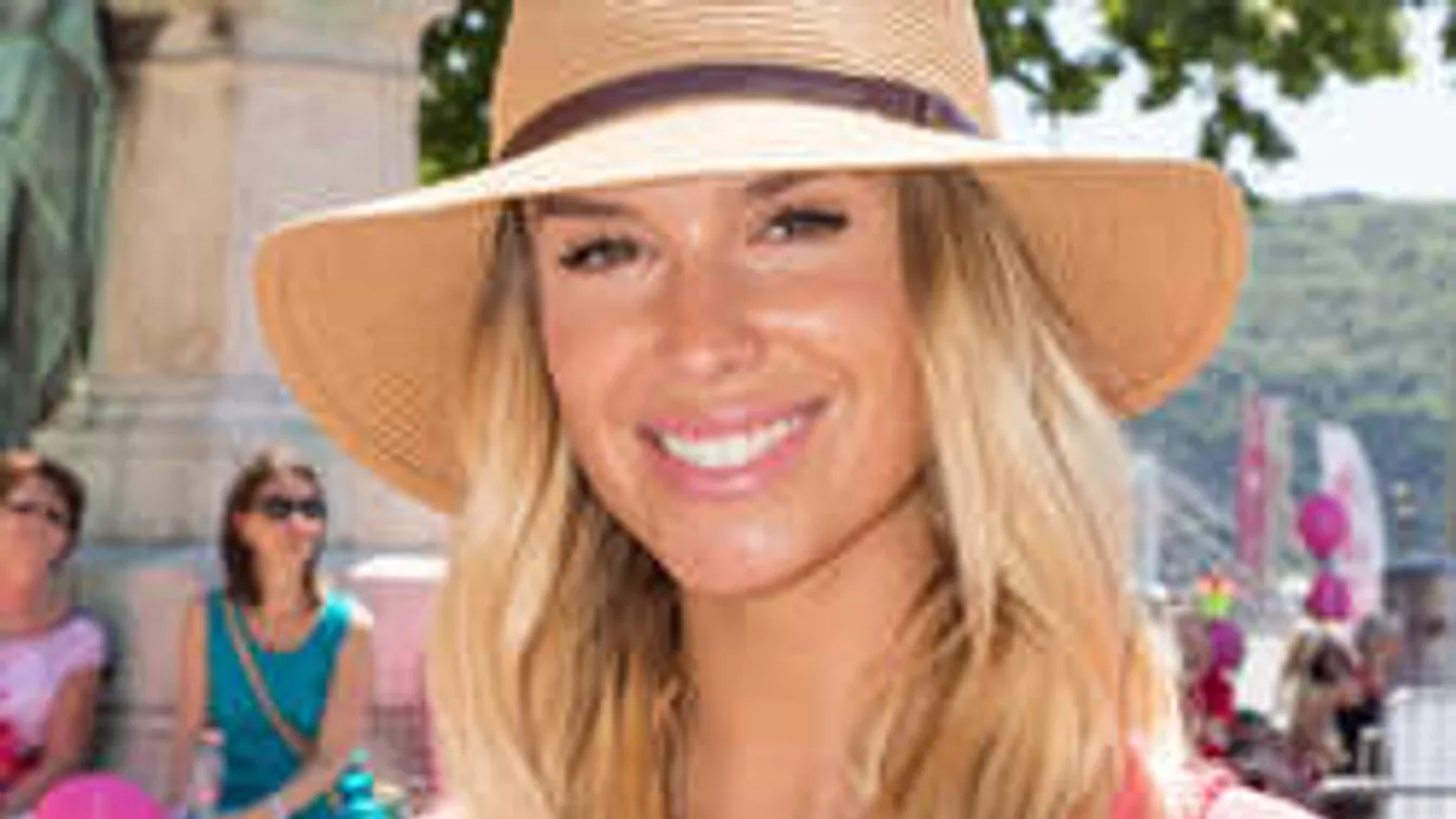 Popsztár karjai között veri  a víz Dukai Reginát