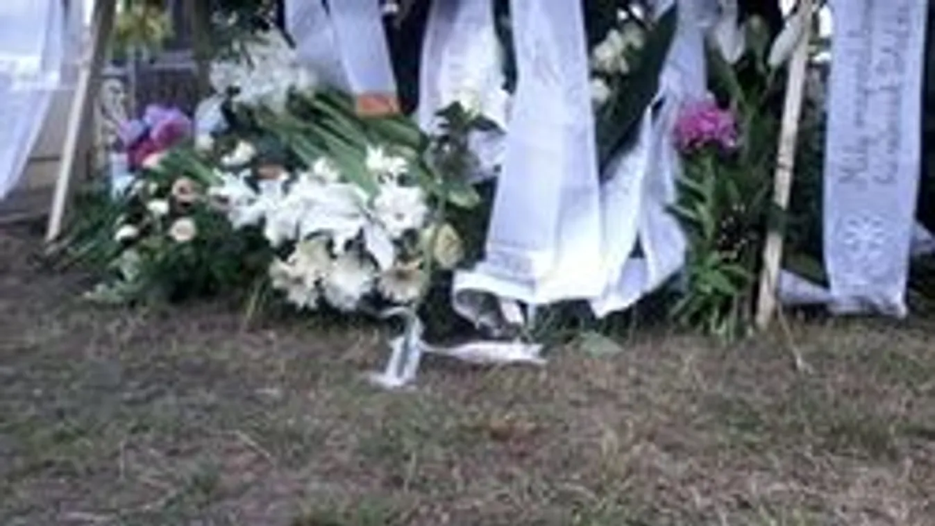 Indiai netes szerelme virágot visz a megölt magyar nő sírjára