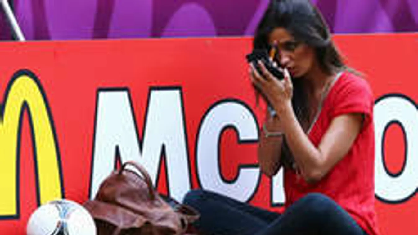 Bukhatják a spanyolok a dögös riportert - fotó