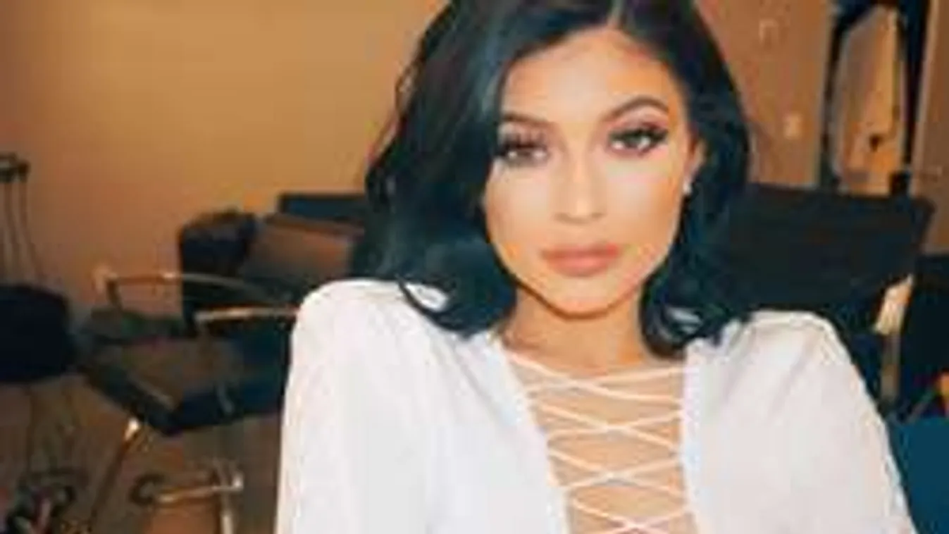 Smink nélkül rémisztő a plasztikázott tinisztár - Videó