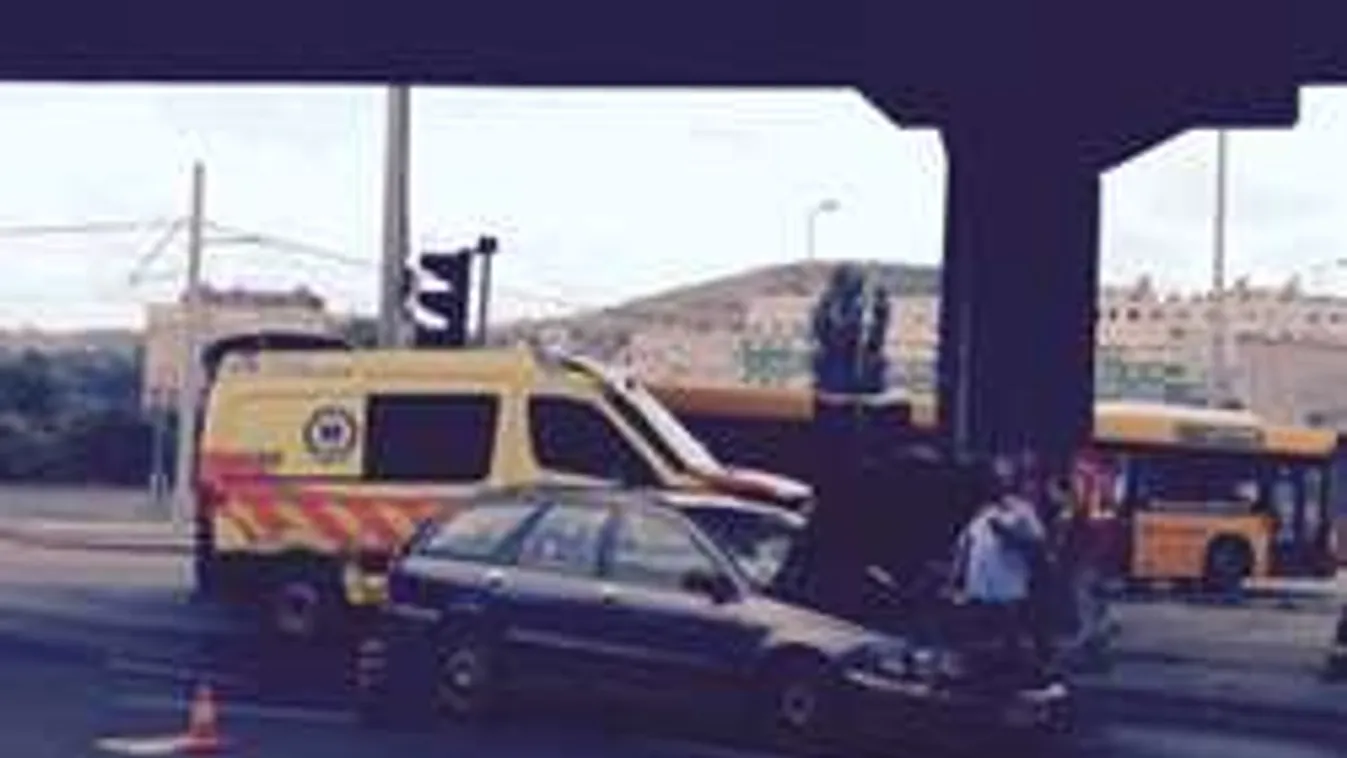 Hídpillérnek csapódott a mentő, torlódás az Árpád hídnál!