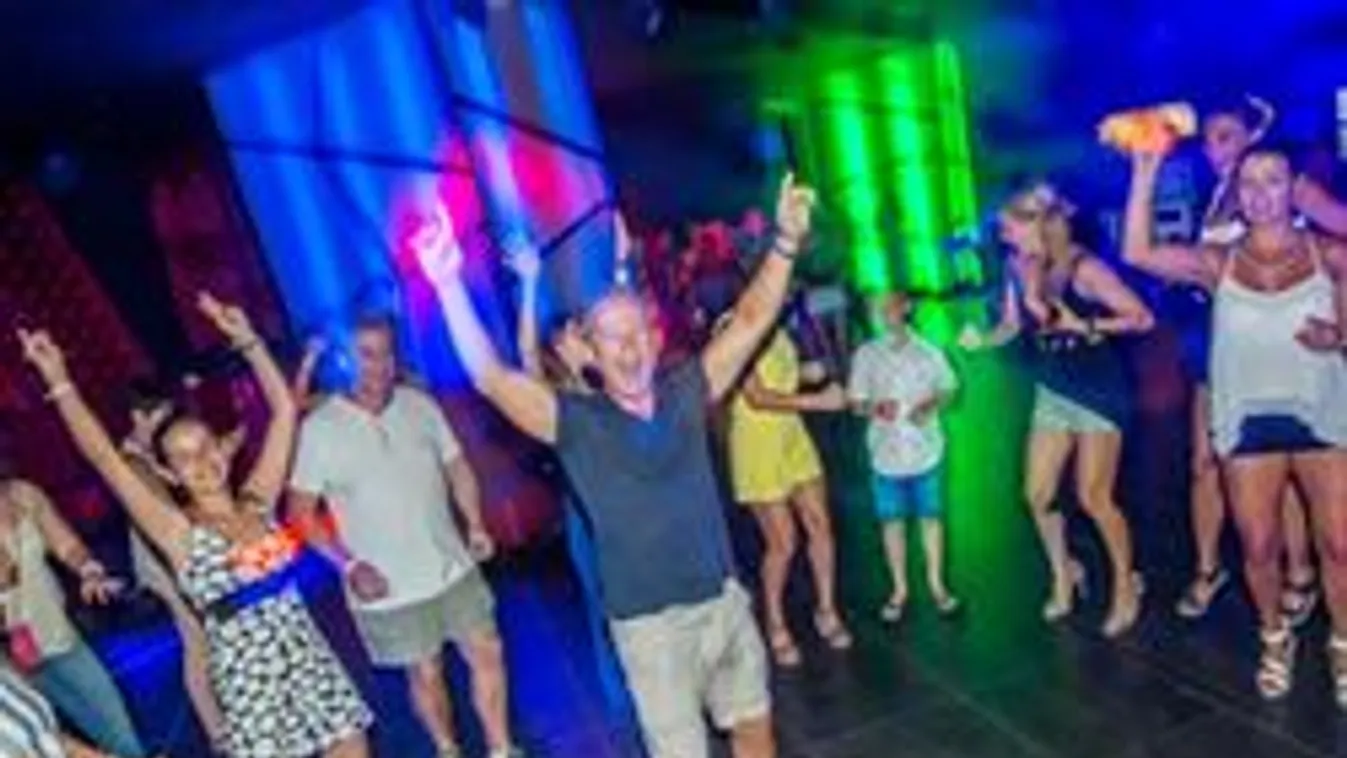 Elengedte magát! Kisgatyában táncol Schobert Norbi!