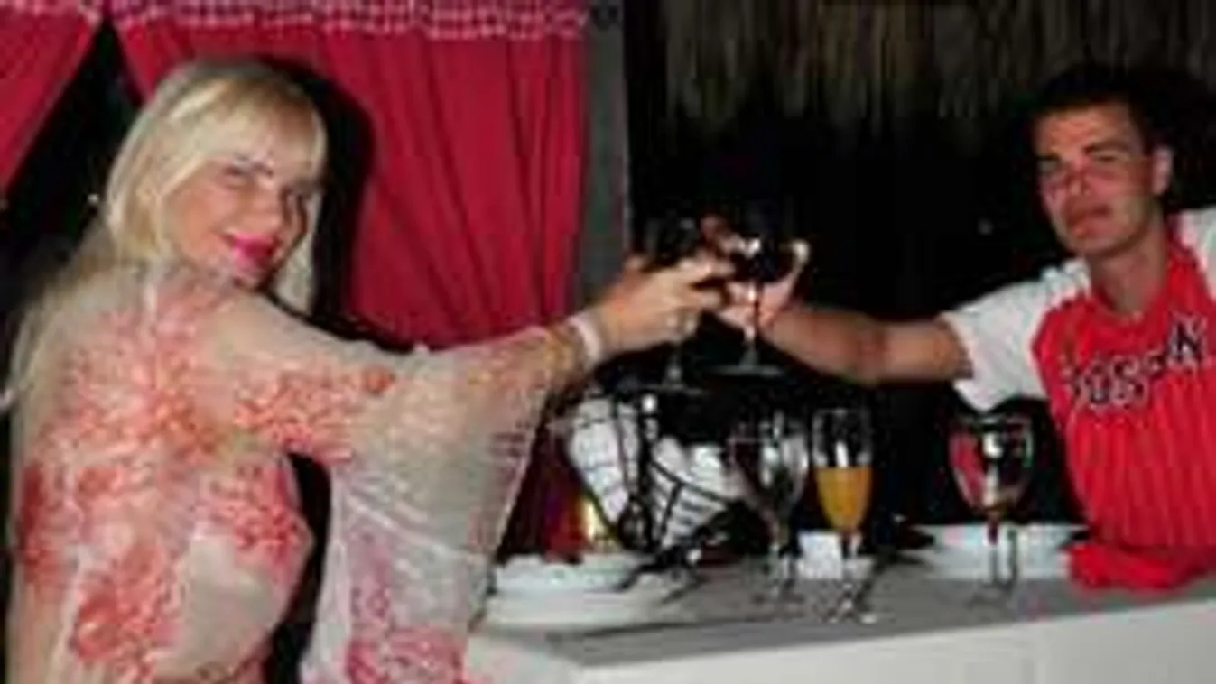 Bizarr! Cicciolina a szexpózokat is kitárgyalja fiával