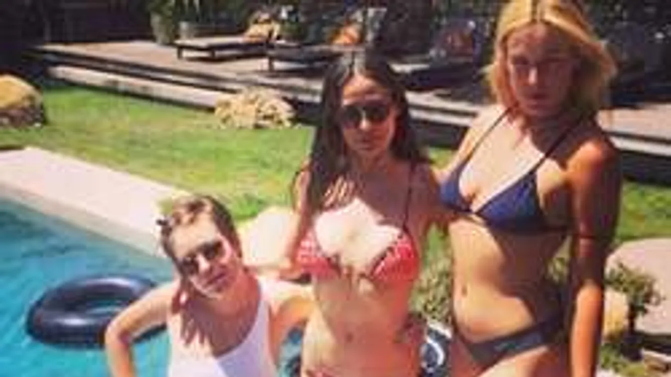 Demi Moore-ék hullás vízben pancsolnak