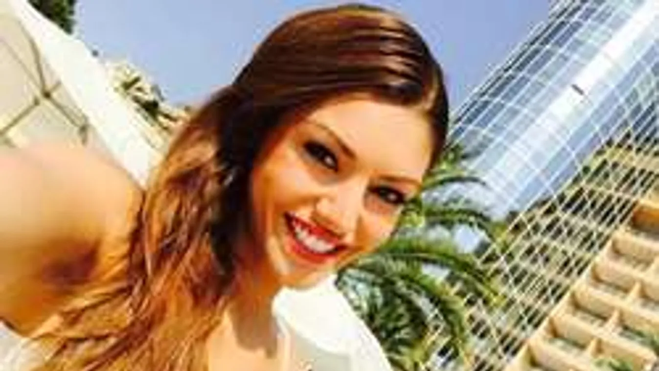 Ilyen egy királynői csobbb! Kulcsár Edina medencés partiban!