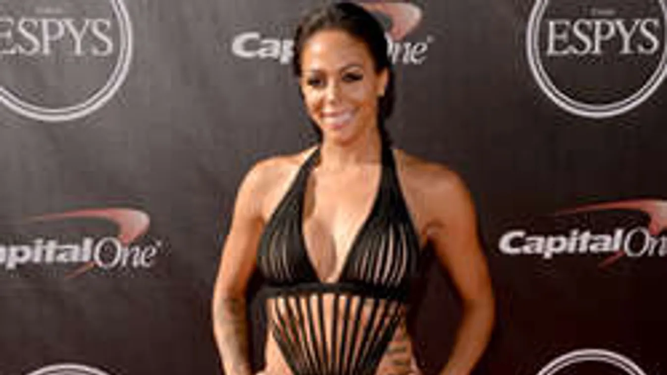 Ledobta a textilt a dögös focistalány! - fotó