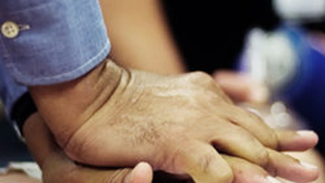 Telefonon segítettek a férfinek, hogy életben tartsa feleségét