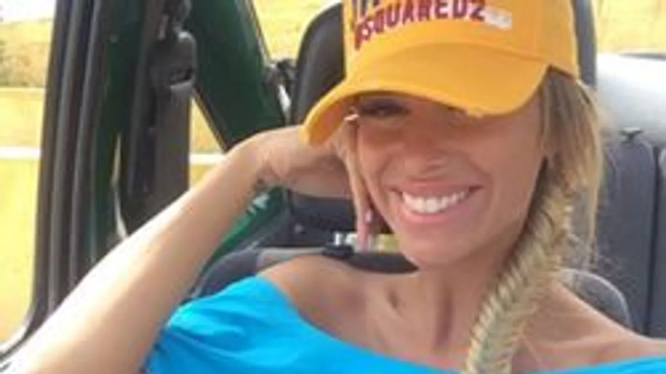 A formás magyar modell testével kívánunk jó estét!