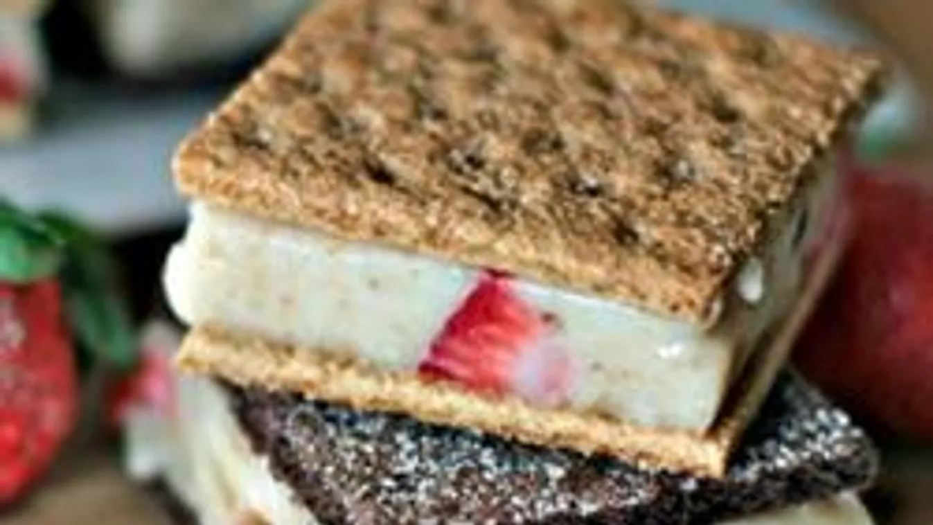 Piskótás fagyiszendvics. Hűsítő süti a nyári melegben