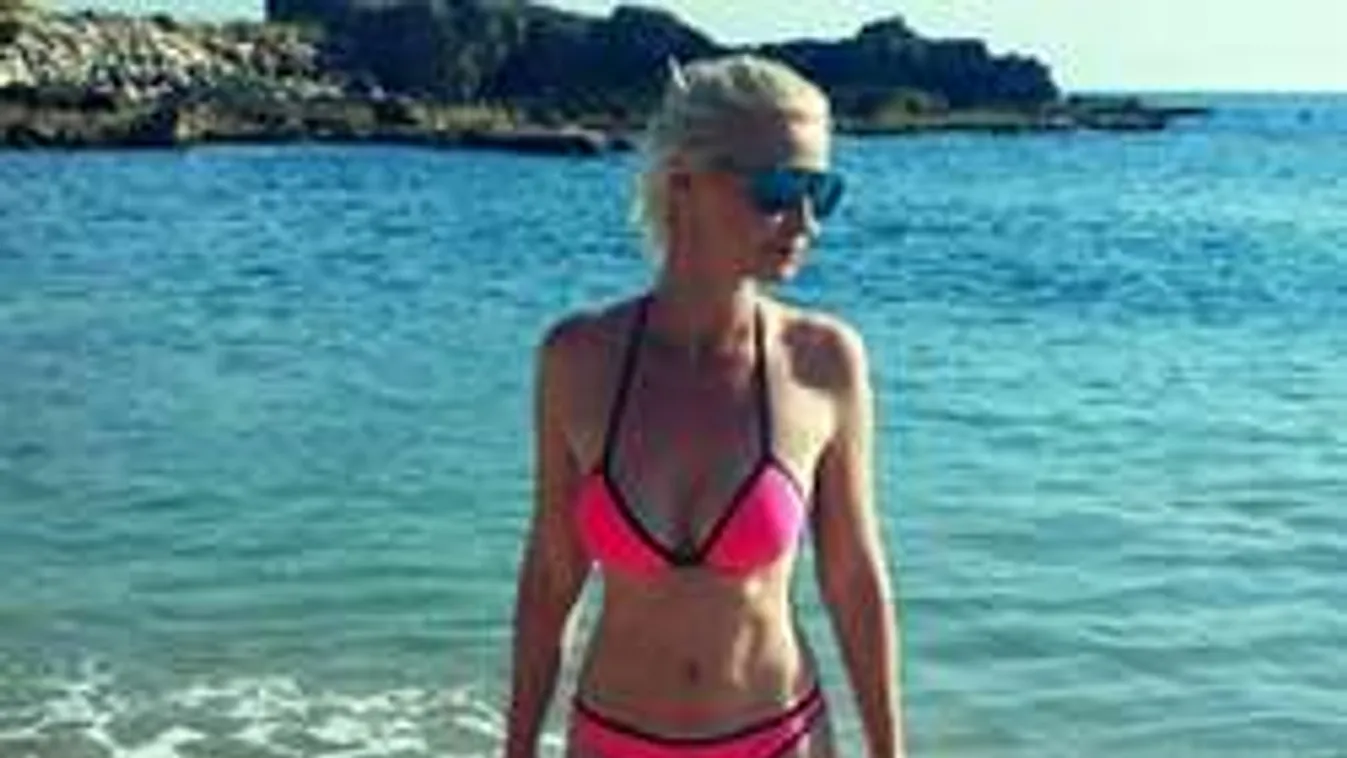 Szexi anyukaként pózolt a strandon Lilu