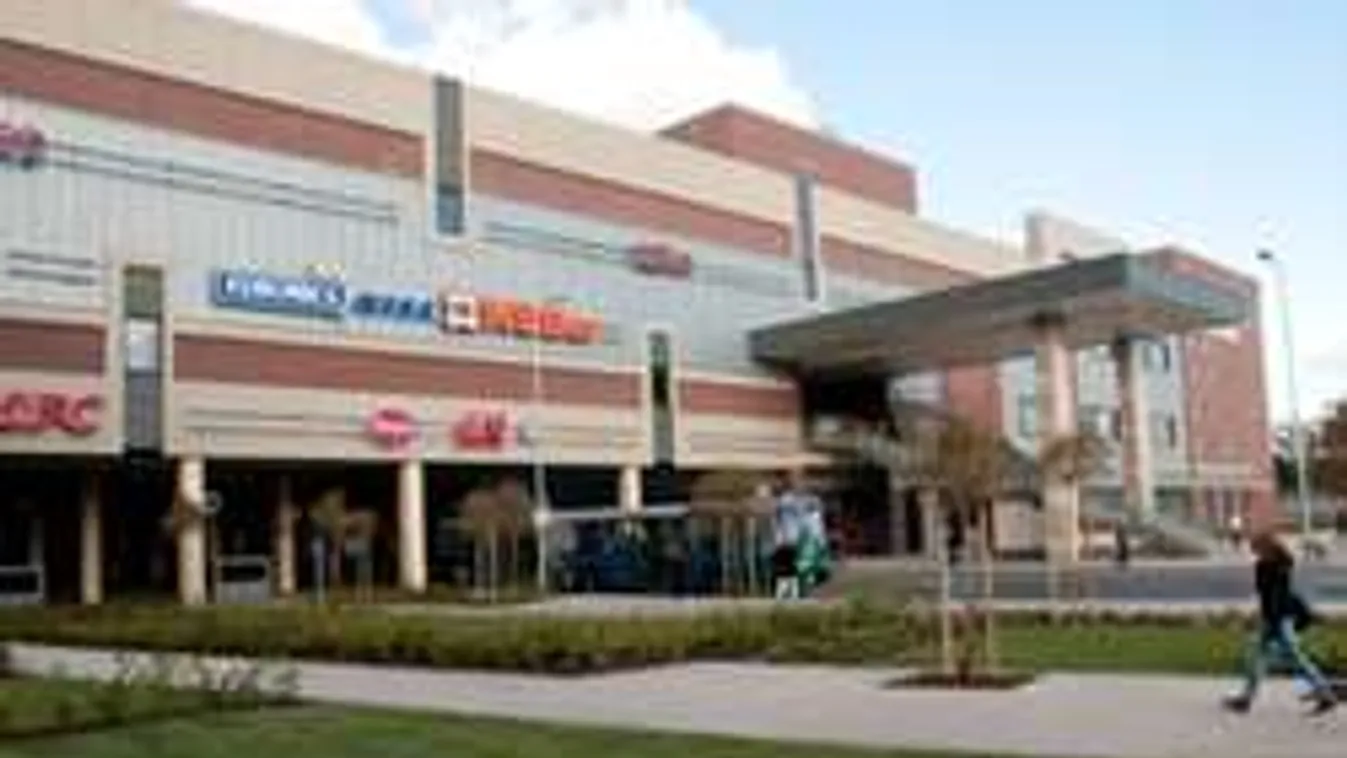 Lezuhant egy férfi a KÖKI Terminál tetejéről