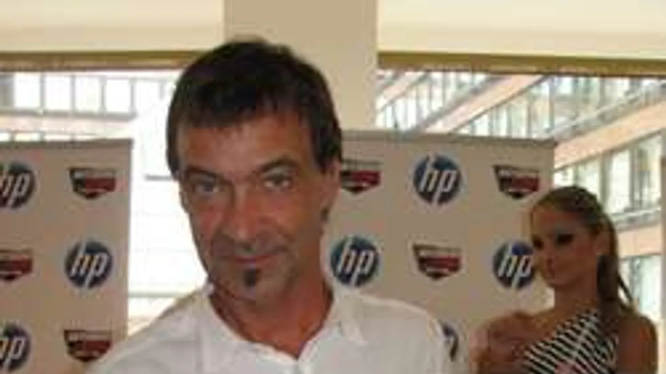 Könnyekig hatódott lánya ajándékától Hajas, a sztárfodrász - Fotó