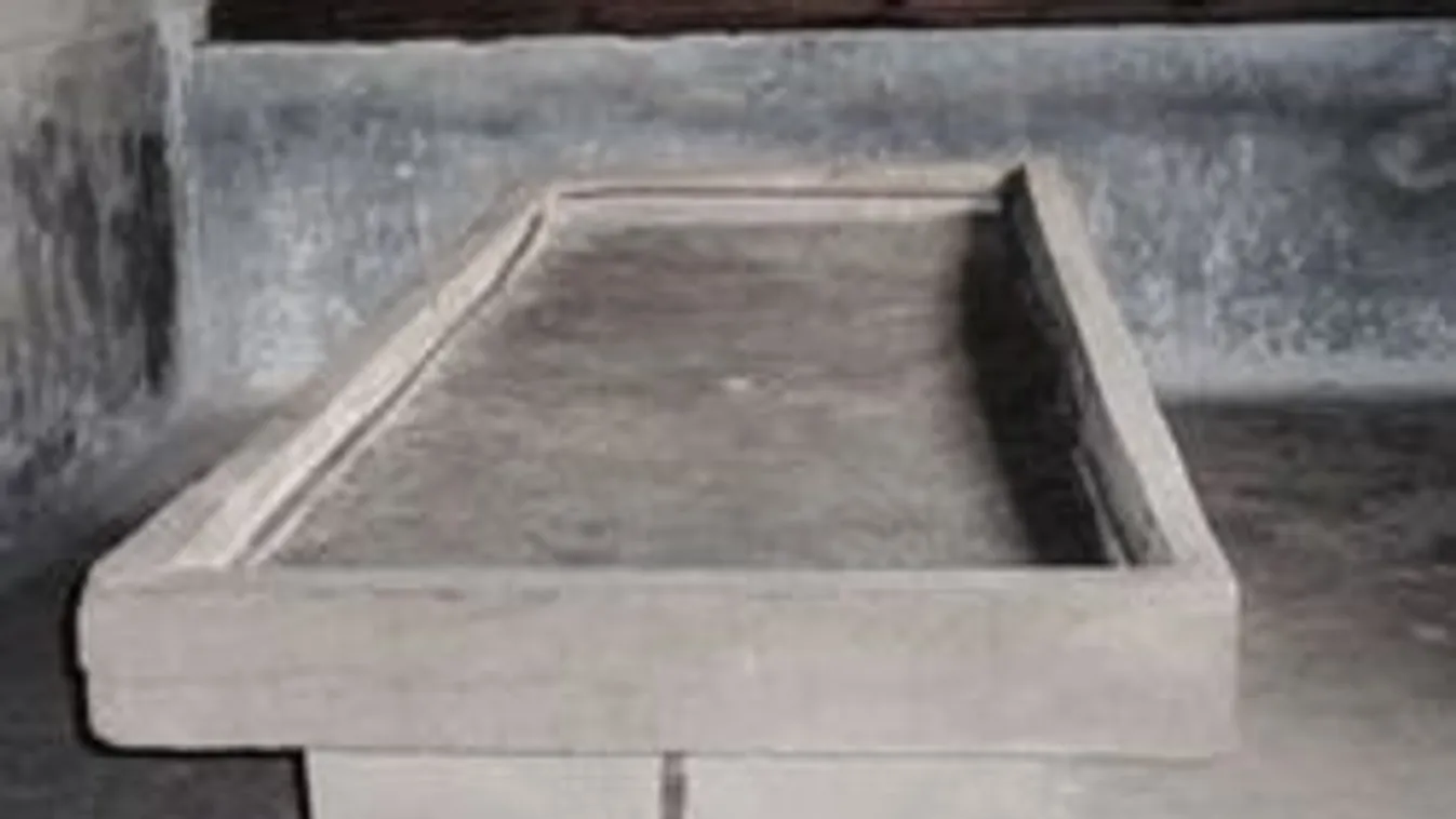 Boncasztalok rémisztik a betegeket a kőbányai kórház udvarán...