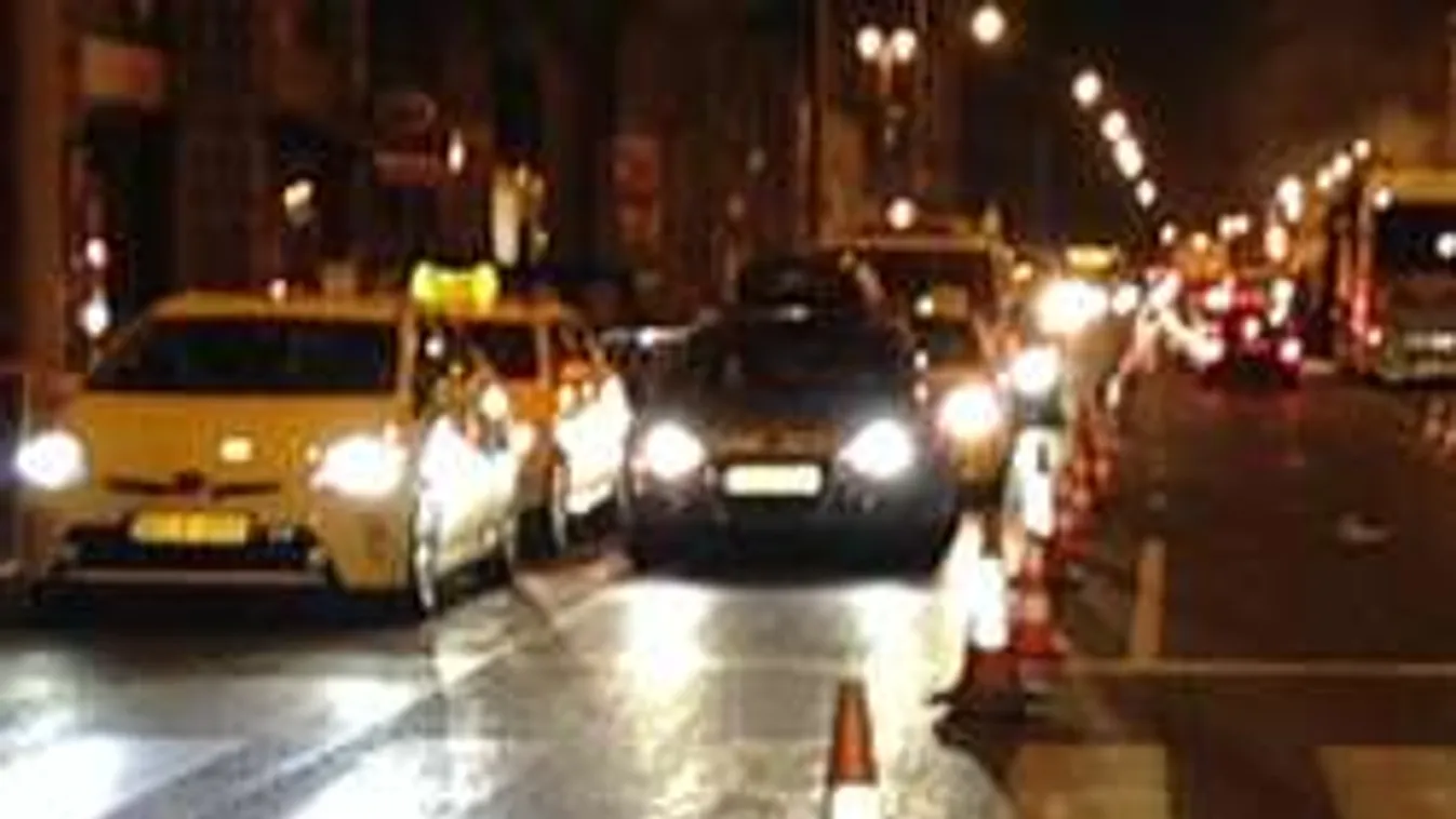 Éjszakai óriásdugó a Kossuth Lajos utcában!