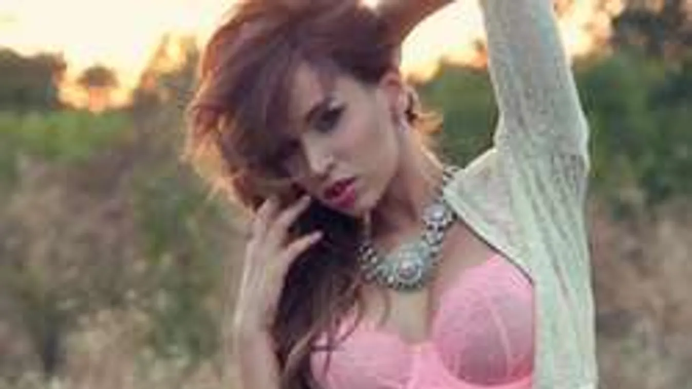 Aleska Diamond vakmerő mutatványa. Nyakát törhette volna!