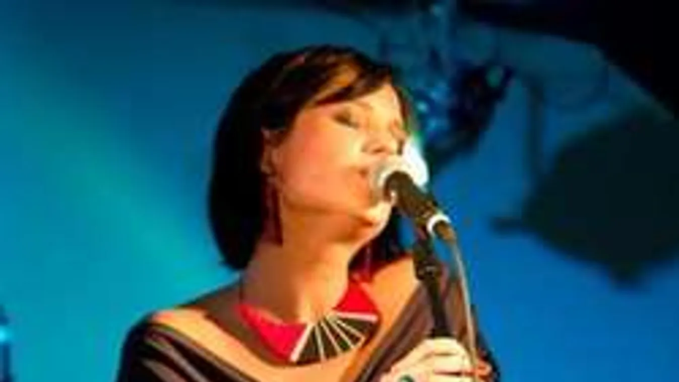 Az asztalon táncoltak a magyar tévések a csinos riporter koncertjén - Fotó