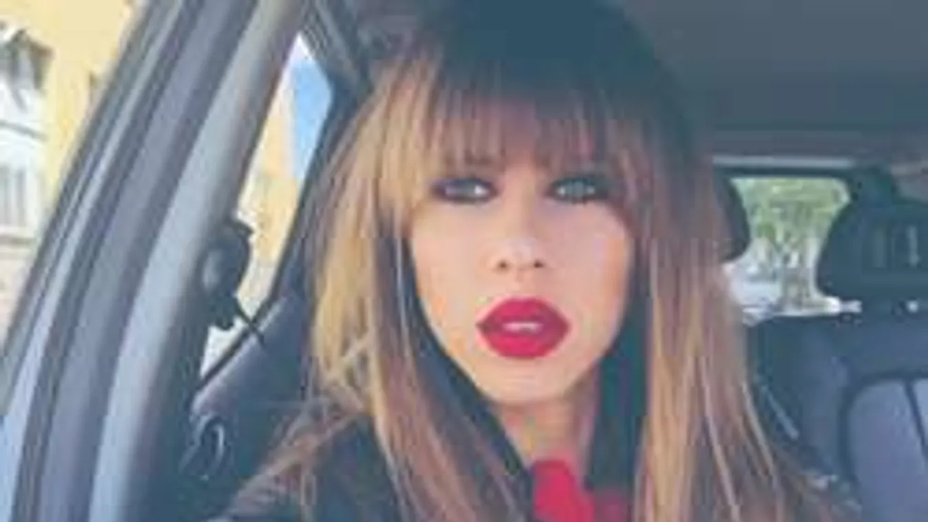 Cinthya Dictator kockásra gyúrta beesett hasát - Fotó