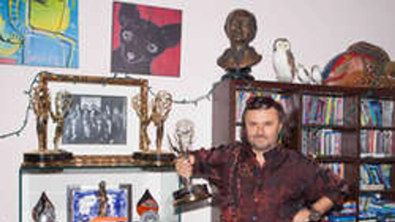 Így él Los Angelesben a Simpson család magyar atyja