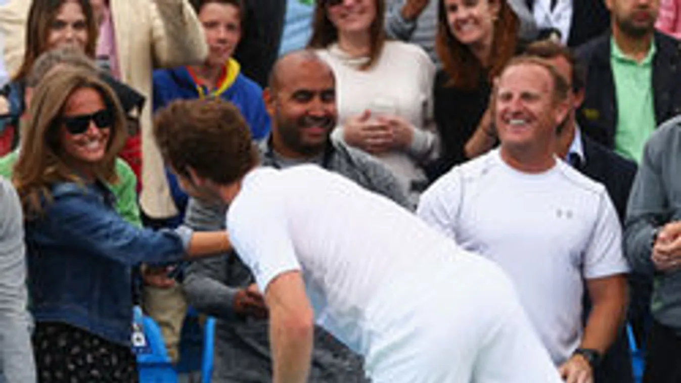 Micsoda nő áll a teniszsztár háta mögött! - fotó