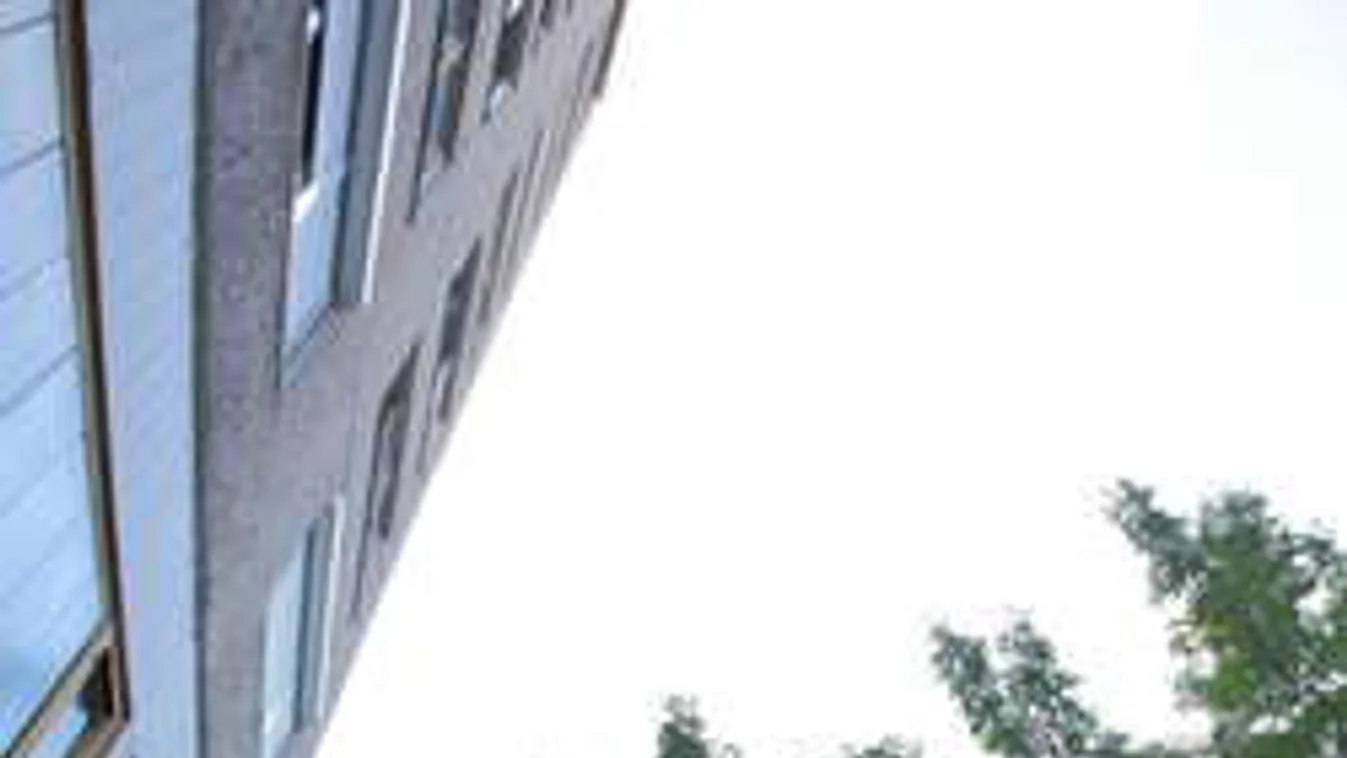 A redőnyt javította, így zuhant ki a tizedikről a családapa