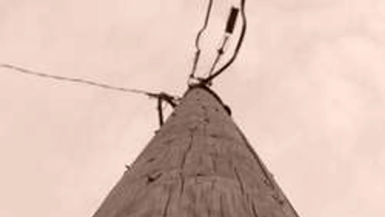 Eltüzelték a telefonoszlopot