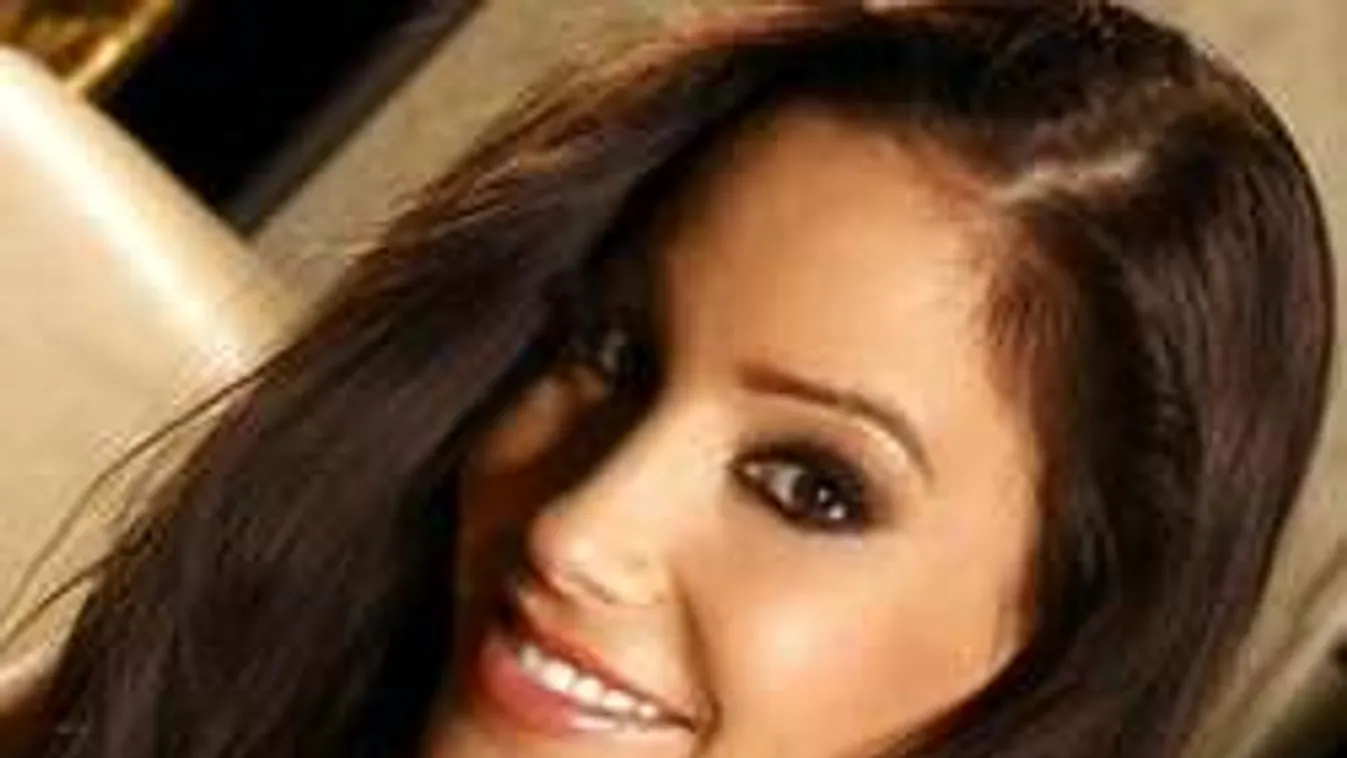 Vajna Timi szexi sellő - tangában mutatta meg formás fenekét