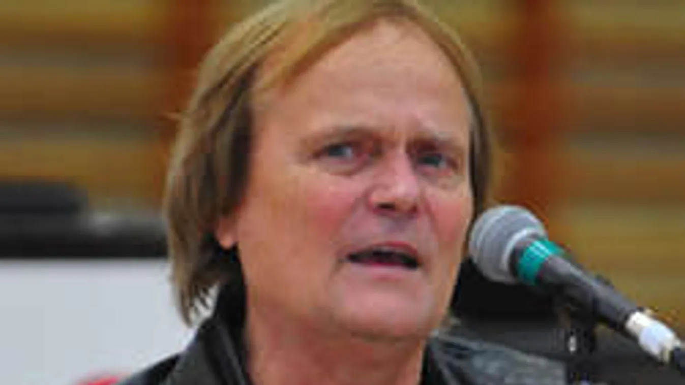 Halálos beteg a magyar sztár eltitkolt fia! Az énekes látni sem akarja....