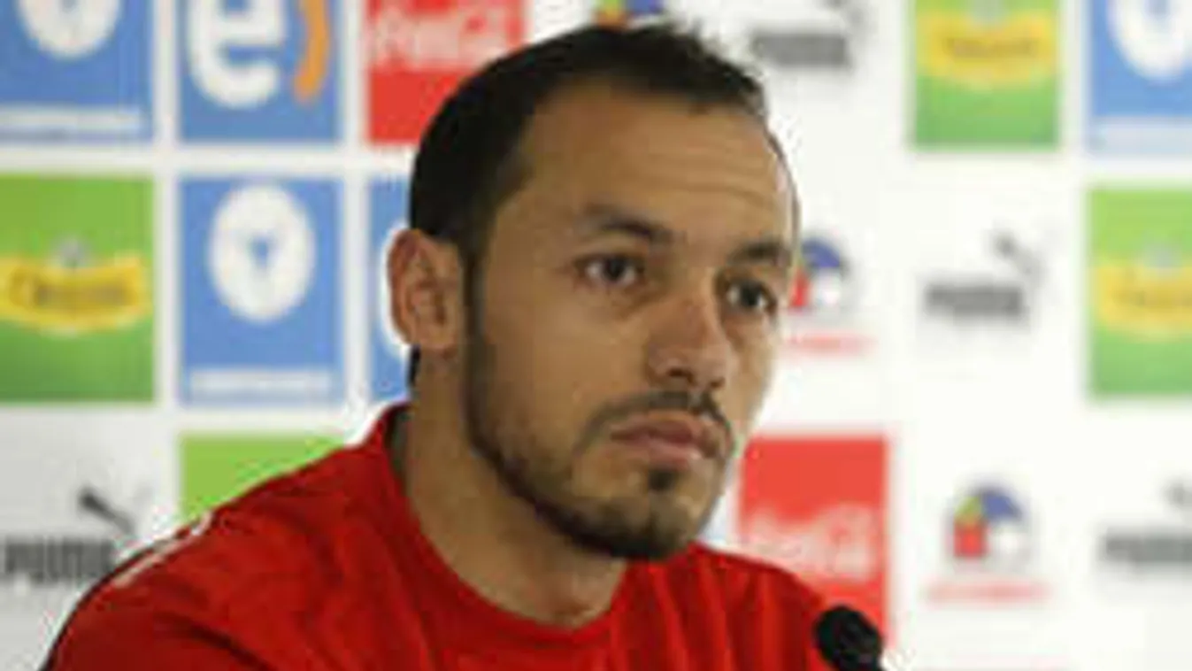 Golyók röpködtek a focista körül