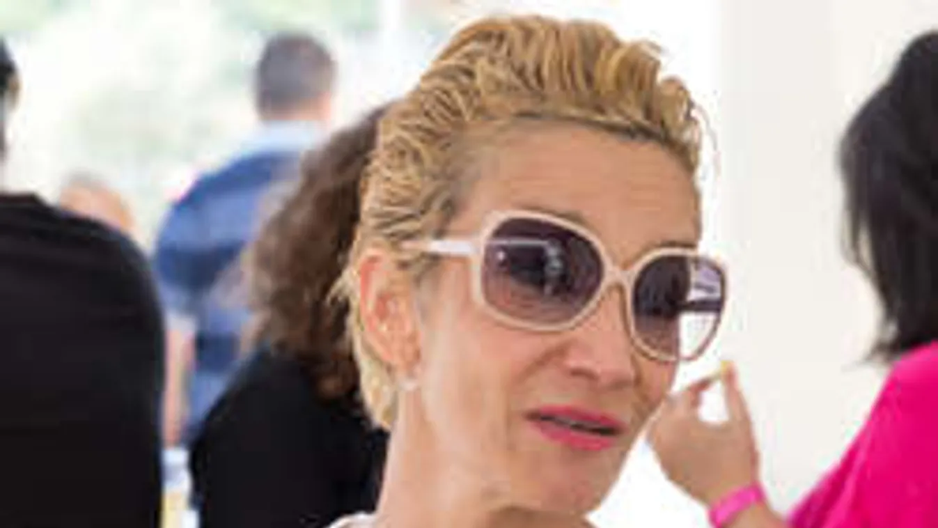 Keresztes Ildikó piás szelfin mosolyog!