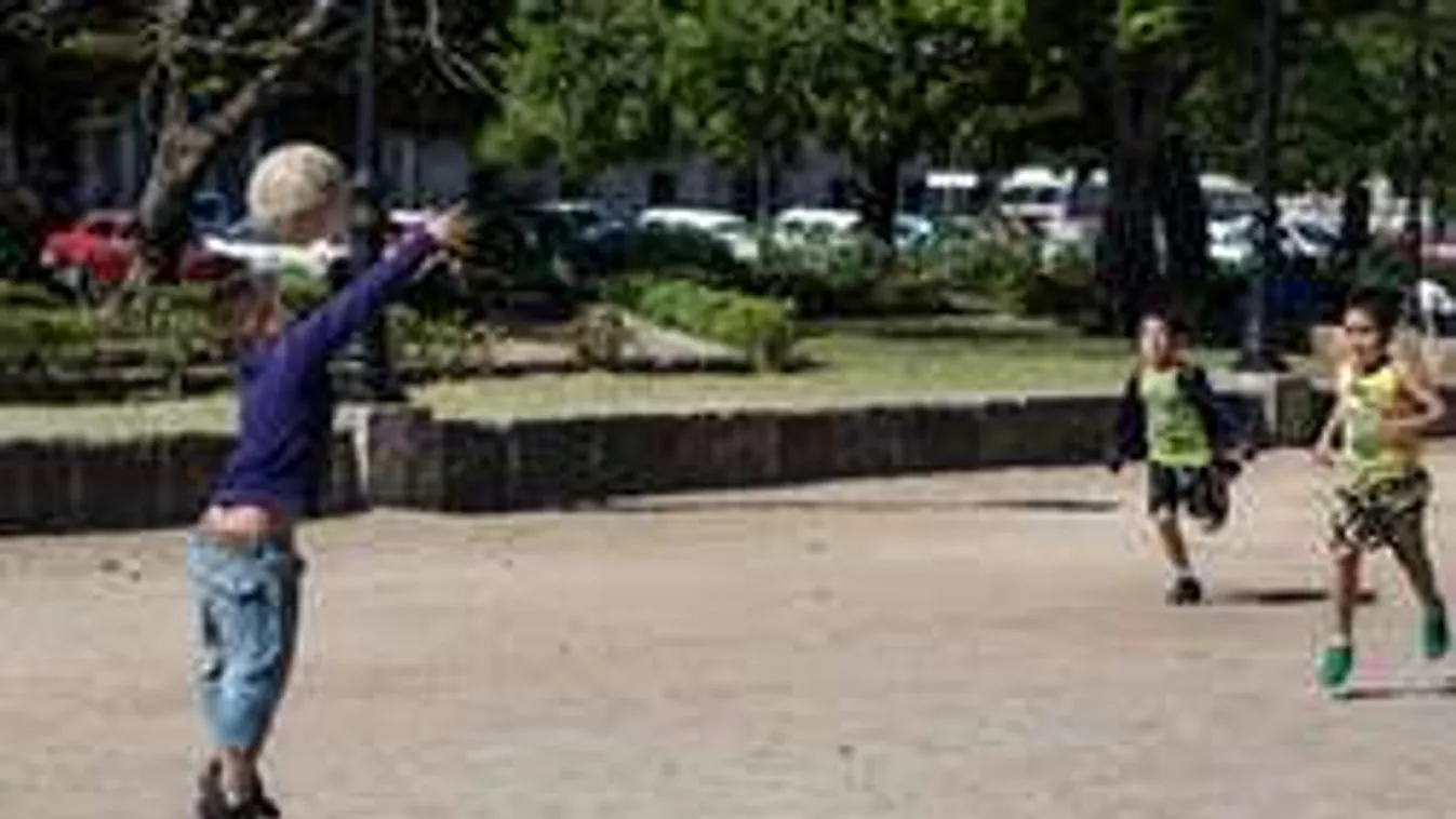 Így kínozza kisgyerekeit egy felelőtlen apa - videó